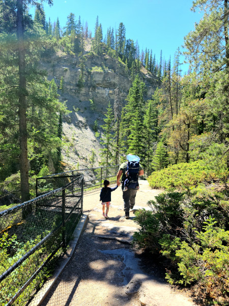 El sendero en Maligne Canyon es una atracción para toda la familia, incluidos los más pequeños de casa