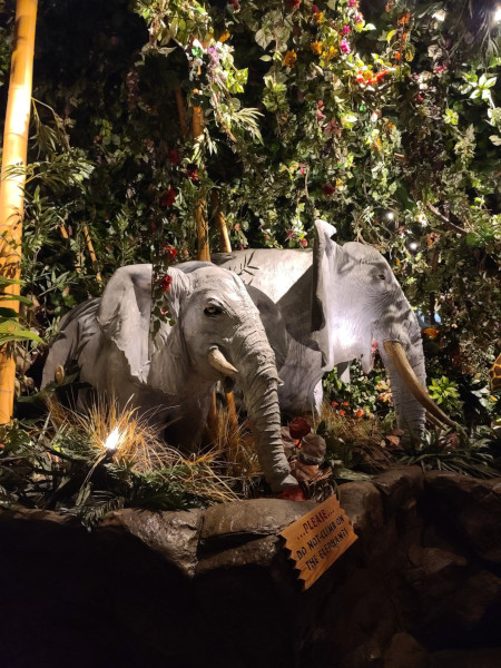 La decoración del restaurante Rainforest Cafe simula una selva llena de animales