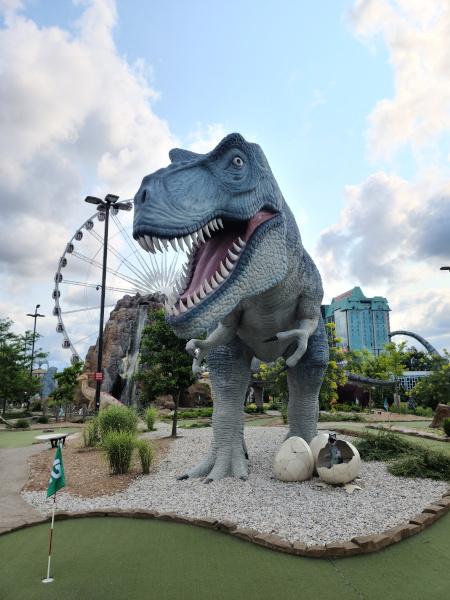 Dinosaur Adventure Golf cuenta con réplicas en tamaño real de un gran número de dinosaurios