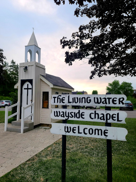 Living Water Wayside Chapel se encuentra justo al lado del Walker's Country Market 
