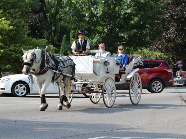 Paseo por el pueblo Niagara-on-the-Lake en un carruaje tirado por caballos
