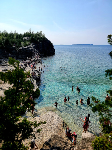 Indian Head Cove es una playa que se encuentra a pocos metros de The Grotto 