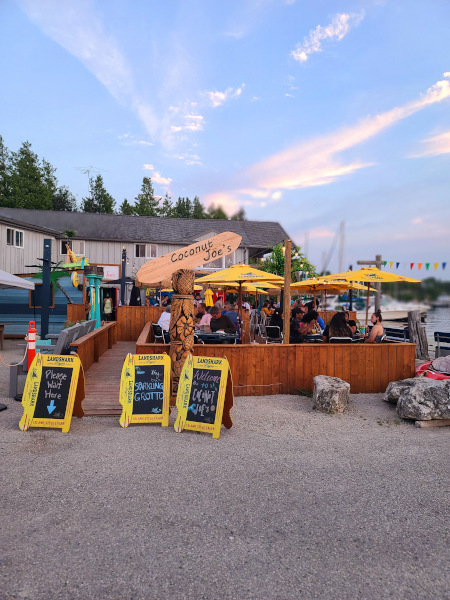 Coconut Joe's se volvió particularmente popular luego de aparecer en la serie de Netflix Restaurants on the Edge 