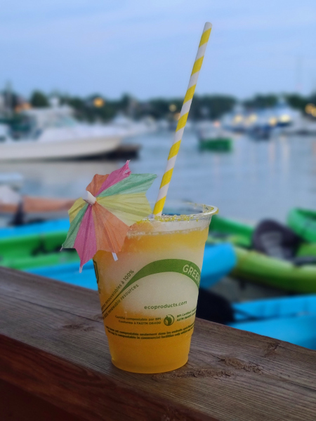 Disfrutando de la puesta del sol en Coconut Joe's