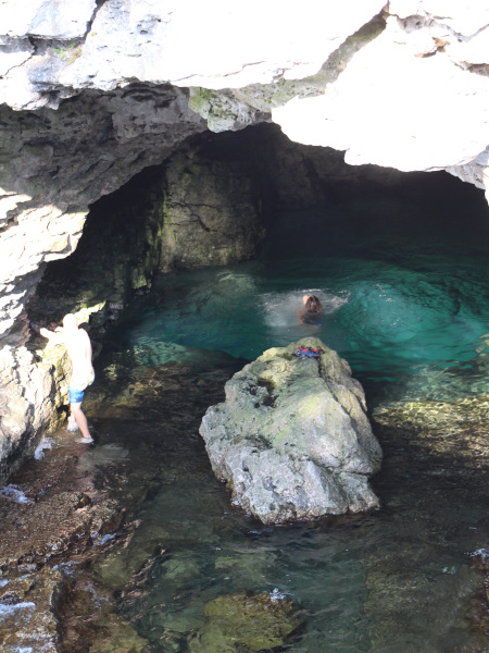 Nadar es una actividad muy popular en The Grotto, a pesar de las bajas temperaturas del agua